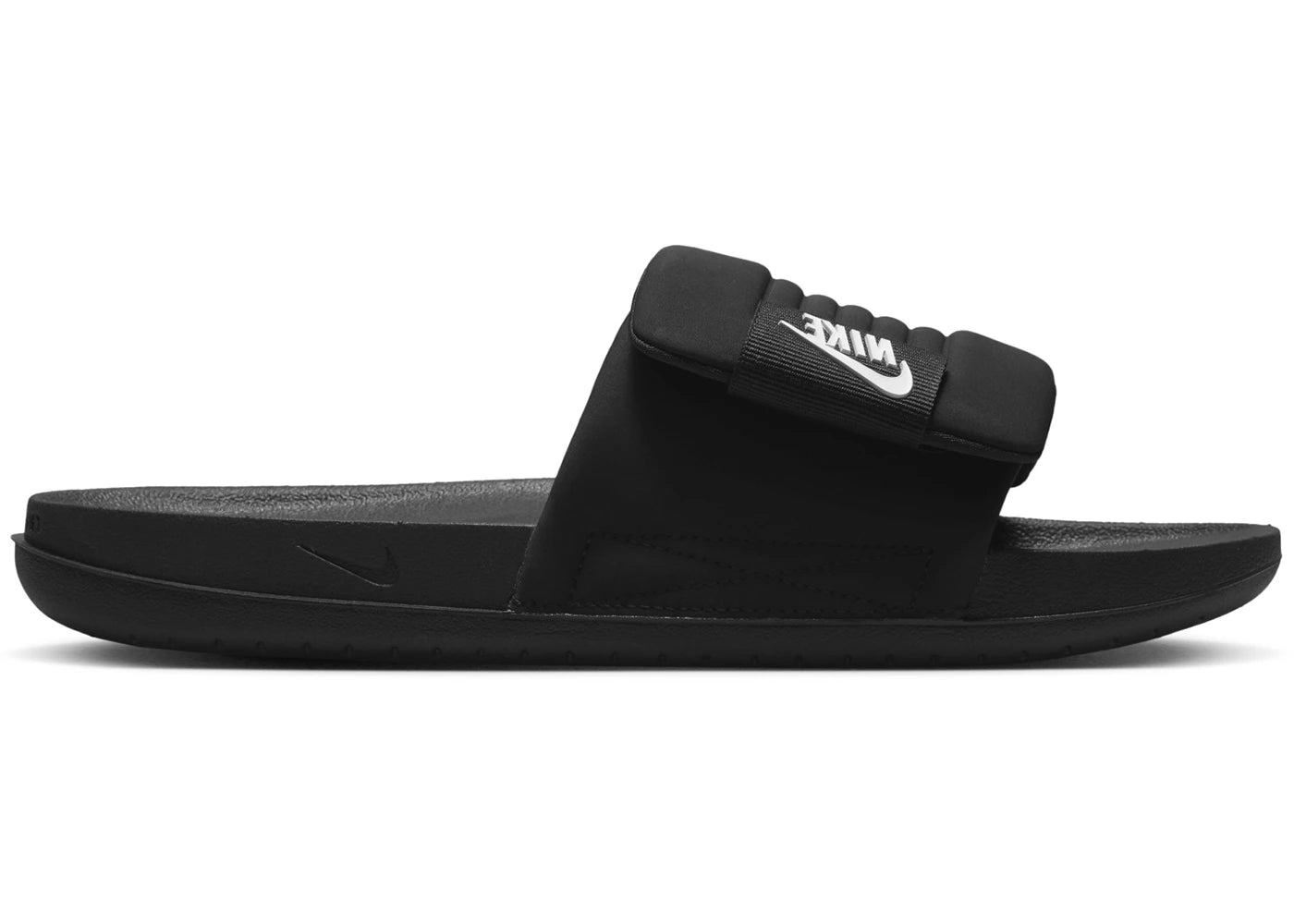 Claquettes Nike Offcourt Adjust noires et blanches